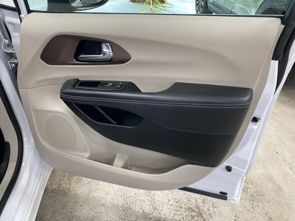 2024 Chrysler Voyager LX