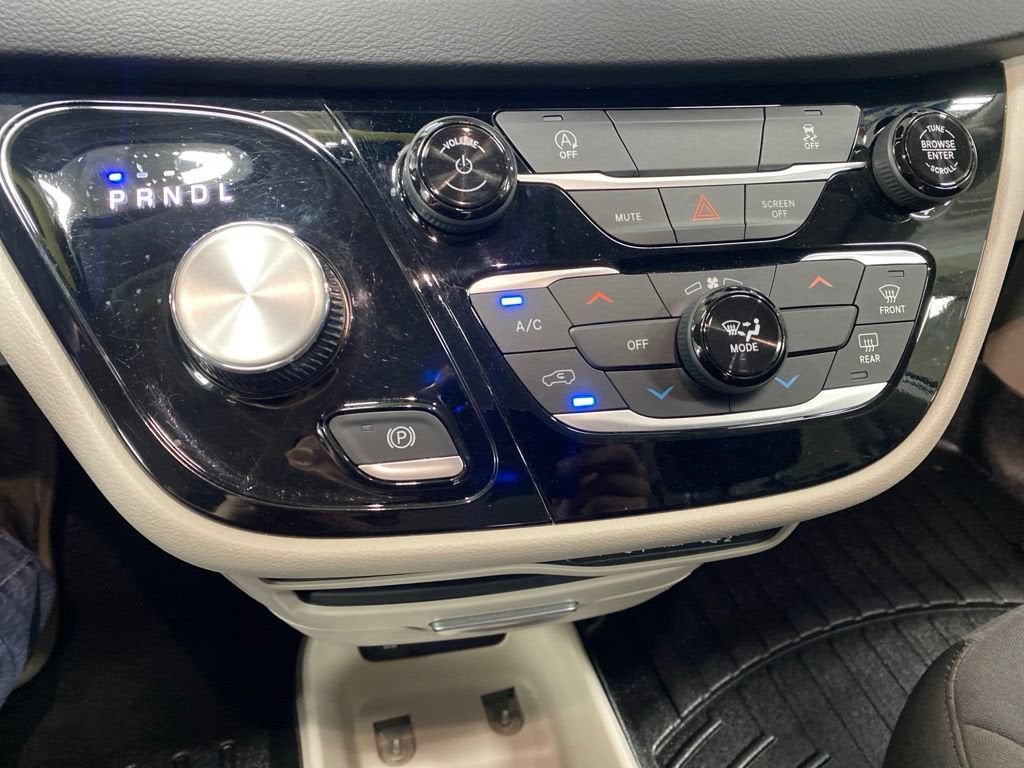 2024 Chrysler Voyager LX